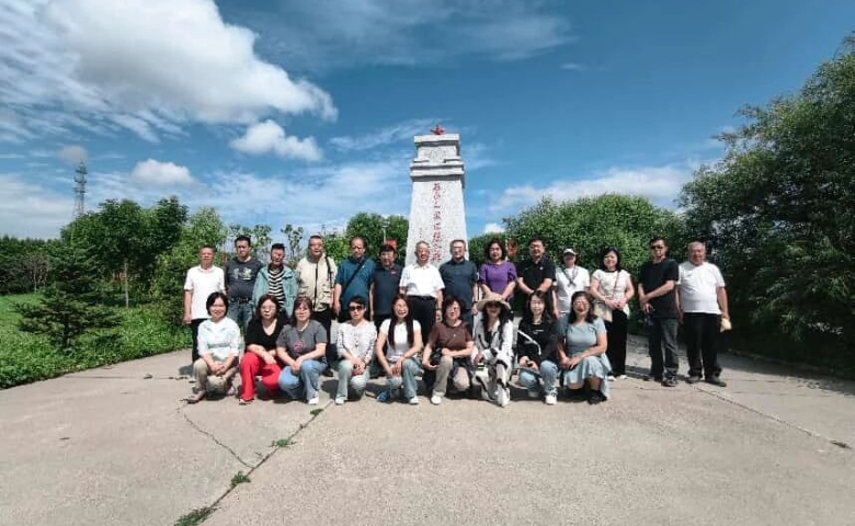 采风团在兴东抗联交通站遗址