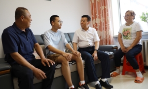 “金秋助学”暖人心 情系学...
