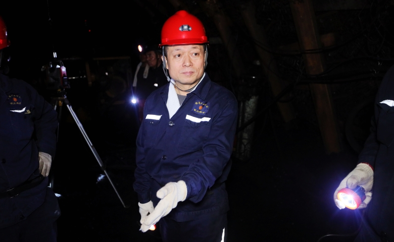 鲍衍胜在益新矿、富力矿调研检查时强调 以现场管理...