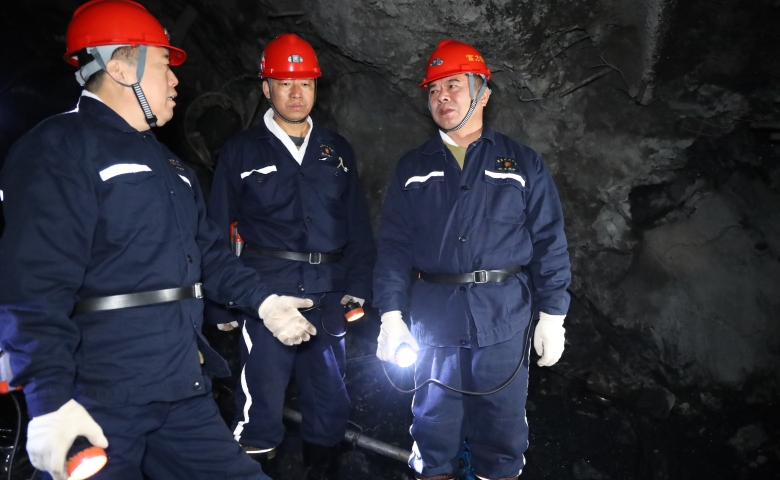 张忠波在富力矿、鸟山矿、新陆矿调研检查时强调 持...